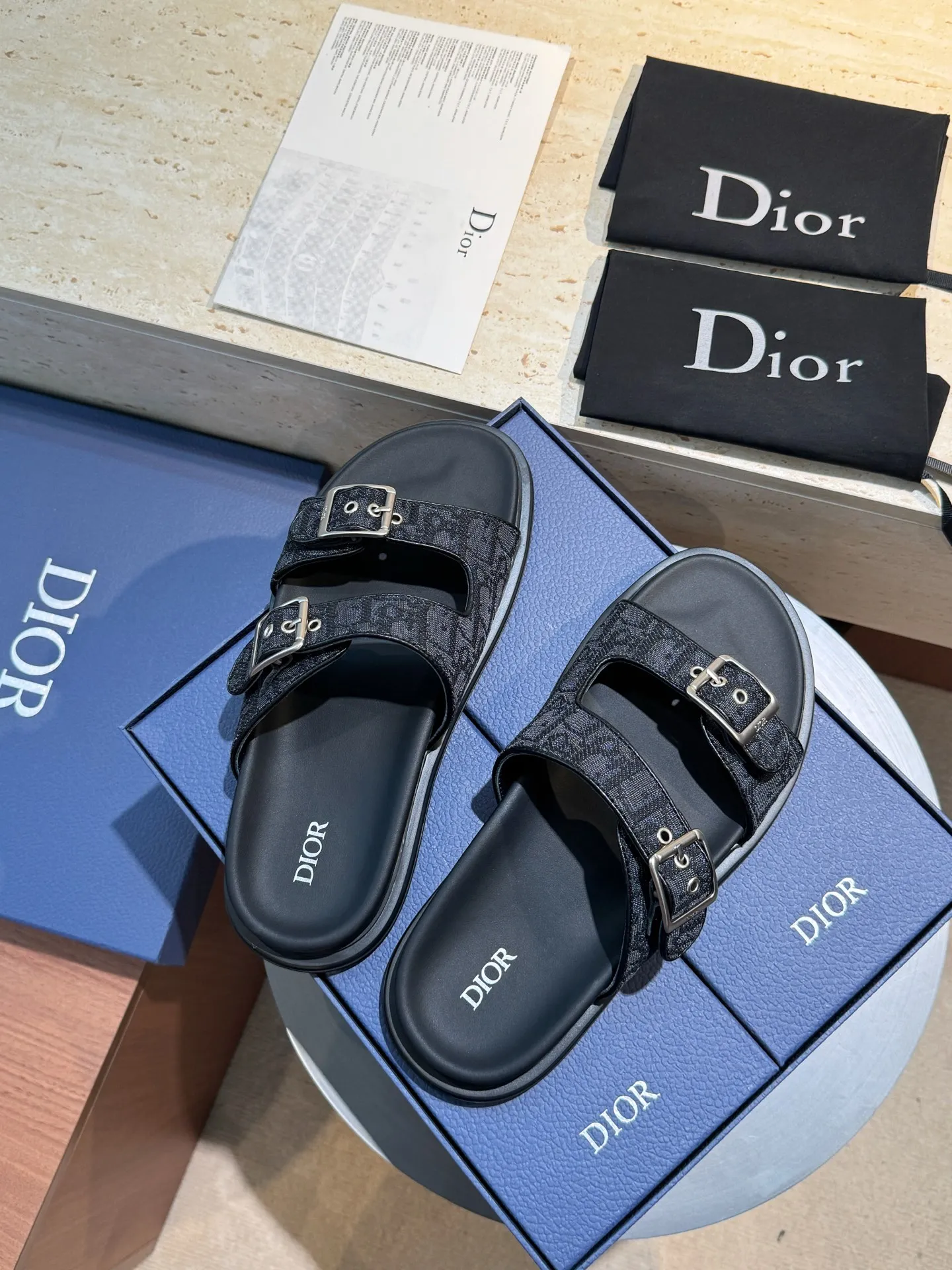 Factory price: 320💰Djia Aqua men's slippers and sandals, Dior's Aqua sandals are elegant and casual. The cross-strap design is reinterpreted in CD Diamond canvas, inspired by the brand's archives. Finished with a branded logo and tonal notch sole, they can be worn easily with shorts or jeans for a sophisticated look. Size:39-44(38 45 customized)